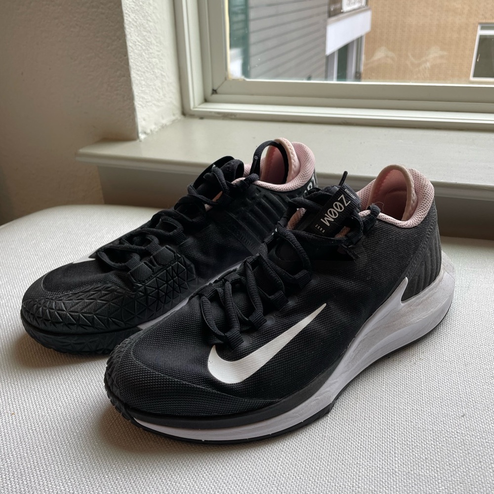 Nike tennis shoes white and black